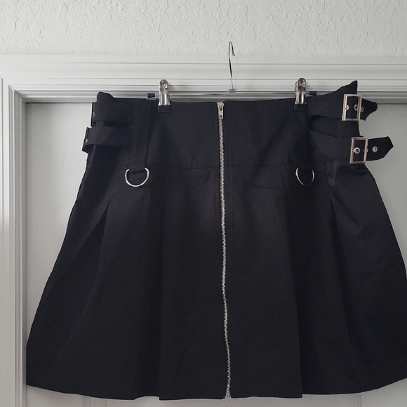 Black Zipper Mini Skirt With Silver Accents - 1X NWOT - Picture 2 of 4